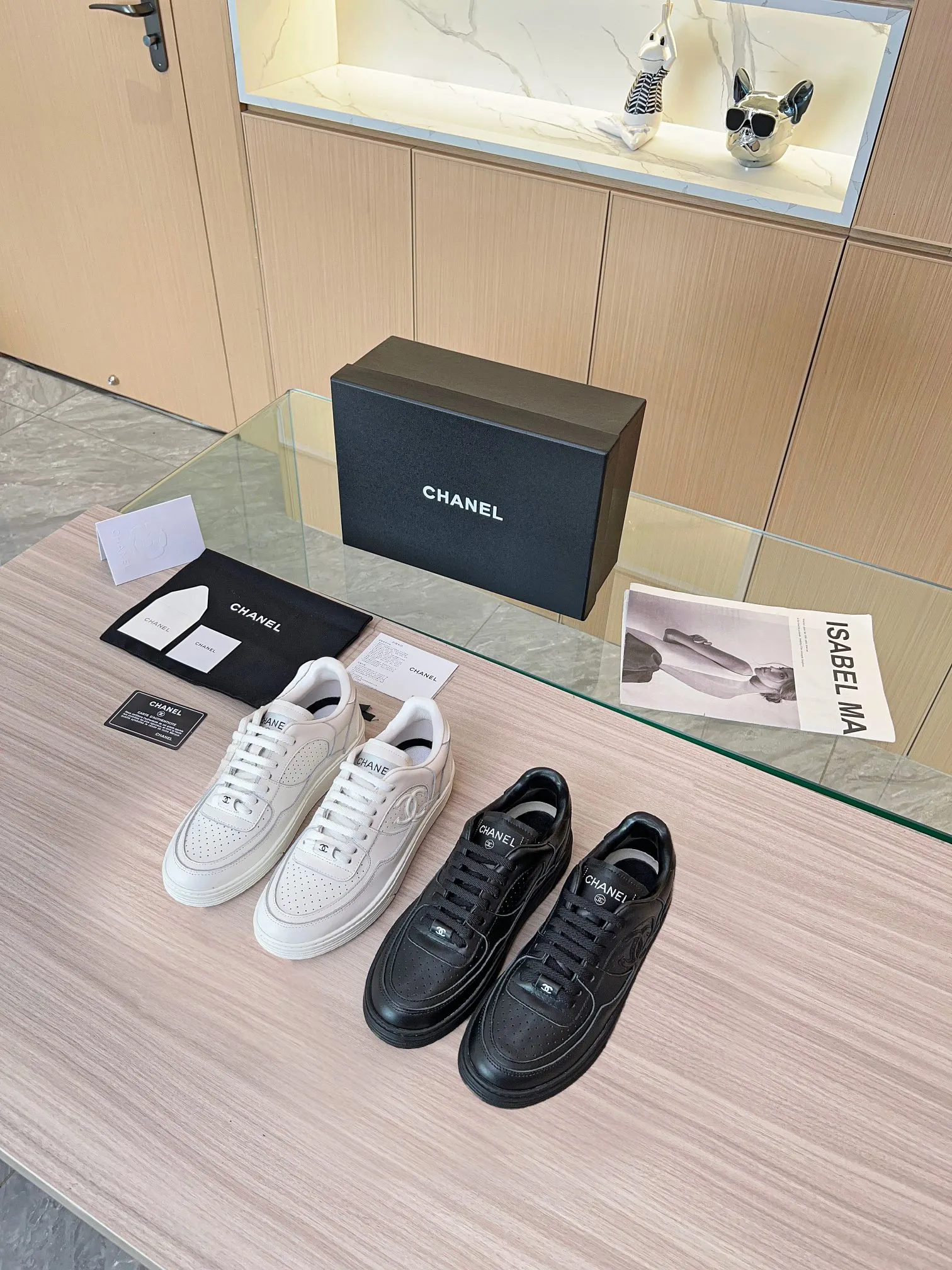 👟👟Ex-factory price 520👟👟 Chanel Grandma's latest model, full leather, panda color, white shoes, casual sports shoes, skateboard shoes, original purchase and development, production, Xiaoxiang C Home, another super hot model in the counter, loved by Internet celebrity bloggers and ladies, various praises on social platforms, super popular, high quality, breathable, super spring and summer, seeing this issue always arouses girls' inner desire for fashion. The latest suede material, classic black and white color scheme, fashionable on the feet, easy to care for. Fabric: Original custom imported cowhide material. Lining: Customized soft sheepskin lining. Sole: Original molded TPU non-slip outsole. Bottom thickness: 2.5CM. Size: Women's 35-40.